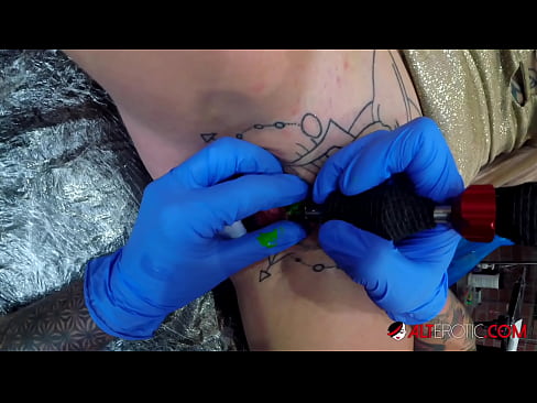 ❤️ Экстрэмальна татуіраваная красуня Салі Сэвідж зрабіла татуіроўку на клітары ❤️ Порна у порна be.kiss-x-max.ru ☑